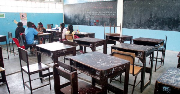 imagen-19-1b-jm-carpetas-y-sillas-deterioradas